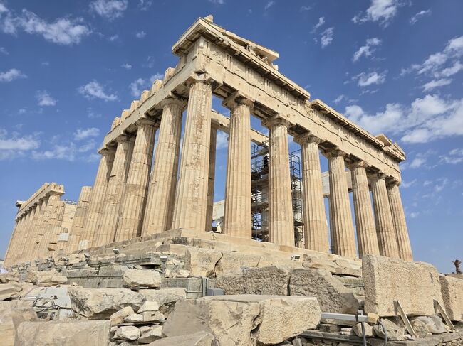 夢と魔法のディズニークルーズ<br />『9-Night Mediterranean With Greek Isles Cruise From Barcelona Ending Civitavecchia』~地中海&エーゲ海クルーズ(9泊)~<br /><br />2024年6月7日---クルーズ{7日目}<br />寄港地---ピレウス(ギリシャ)<br />※Port Adventures<br />◎Acropolis 3D Virtual Tour<br />①ピレウス港を出発してアテネまで75分のドライブ<br />②アクロポリスの麓に到着→古代アクロポリス3Dバーチャルツアー<br />③プラカに向かい地元の居酒屋で伝統的なランチタイム<br />④プラカでショッピングを楽しんだ後は自由行動<br /><br />☆☆.。.:*・゚*:.。.☆☆.。.:*・゚*:.。.☆☆.。.:*・゚*:.。.☆☆.。.:*・゚*:.。.☆☆<br />■■■日程表■■■<br />『9-Night Mediterranean With Greek Isles Cruise From Barcelona Ending Civitavecchia』~地中海&エーゲ海クルーズ(9泊)~<br />◆◆6月1日◆◆---1日目<br />ディズニークルーズライン(ドリーム号)<br />バルセロナ(スペイン)出港~<br />MICKEY'S SAIL-A-WAVE PARTY!<br /><br />◆◆6月2日◆◆---2日目<br />終日航海日<br /><br />◆◆6月3日◆◆---3日目<br />寄港地---メッシーナ(イタリア)<br />※Port Adventures<br />Mount Etna & Taormina<br /><br />◆◆6月4日◆◆---4日目<br />終日航海日<br />☆レミー・ディナー(有料ディナー)<br /><br />◆◆6月5日◆◆---5日目<br />寄港地---サントリーニ島(ギリシャ)<br />※Port Adventures<br />Village of Oia and Winery - Adult Only Departure<br /><br />◆◆6月6日◆◆---6日目<br />寄港地---ミコノス島(ギリシャ)<br />※Port Adventures<br />Mykonos Sweets, Wine, and Cheese Experience<br /><br />◆◆6月7日)◆◆---7日目←←←←←←←←←←←←←←←今回の旅行記<br />寄港地---ピレウス(ギリシャ)<br />※Port Adventures<br />Acropolis 3D Virtual Tour<br /><br />◆◆6月8日◆◆---8日目<br />終日航海日<br />☆Spa & Fitness<br />150-Minute Couples Villa Appointment<br />☆パロ・ディナー(有料ディナー)<br /><br />◆◆6月9日◆◆---9日目<br />寄港地---ナポリ(イタリア)<br />※Port Adventures<br />Amalfi by Boat & the Splendor of Sorrento<br /><br />◆◆6月10日◆◆---10日目<br />チビタベッキア(イタリア)帰港<br /><br />☆☆.。.:*・゚*:.。.☆☆.。.:*・゚*:.。.☆☆.。.:*・゚*:.。.☆☆.。.:*・゚*:.。.☆☆<br />3度目のディズニークルーズライン!船旅に出発します(*^-^*)<br />◎今回(2024年)→地中海&エーゲ海クルーズ(9泊)ディズニー{ドリーム号}<br /><br />◎1度目(2016年)→西カリブ海クルーズ(7泊)ディズニー{ファンタジー号}<br />https://4travel.jp/travelogue/11139503<br />◎2度目(2019年)→北欧&バルト海クルーズ(7泊)ディズニー{マジック号}<br />https://4travel.jp/travelogue/11477636