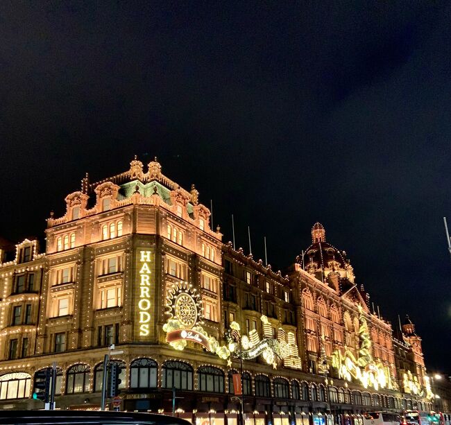 12月のロンドンは天気も悪く旅行客で溢れて混雑してるとわかっていたけど、あのクリスマス前のワクワク感とキラキラした街にどうしても行きたいなあと考えてました。<br />今回の同行者は初めてのロンドンとの事なので、頑張ってプレミアムエコノミーに乗って渡英しました。<br />