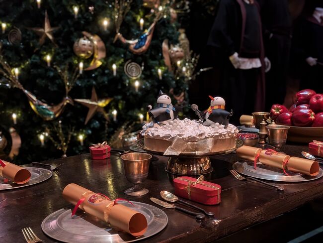 ハリー・ポッターのスタジオツアーでクリスマス限定のイベントがあると聞いて行ってきました<br /><br />大広間にクリスマスメニューがあったり、ホグワーツ城が雪景色になっていたり、クリスマスツリーがあったり…もちろんクリスマス限定メニューもありましたよ！！<br /><br /><br />