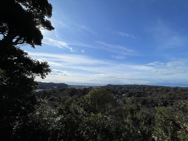嫁が「低山登山かハイキングに行きたい」のリクエストで、またまた鎌倉アルプスへハイキングに行ってきましたー<br />高尾山も考えたけど、この時期は八王子でも最低気温が氷点下なので、前回と同じく鎌倉へ<br />年末のためか?人も少なくゆっくりとハイキングできました<br />前回と同じコースじゃつまらないので、今回は北鎌倉からスタートして鎌倉宮へ抜けるルートにしました<br /><br /><日程><br />●2024/12/30(月)<br /><br /><費用><br />JR \ 571 * 2 = \ 1,142