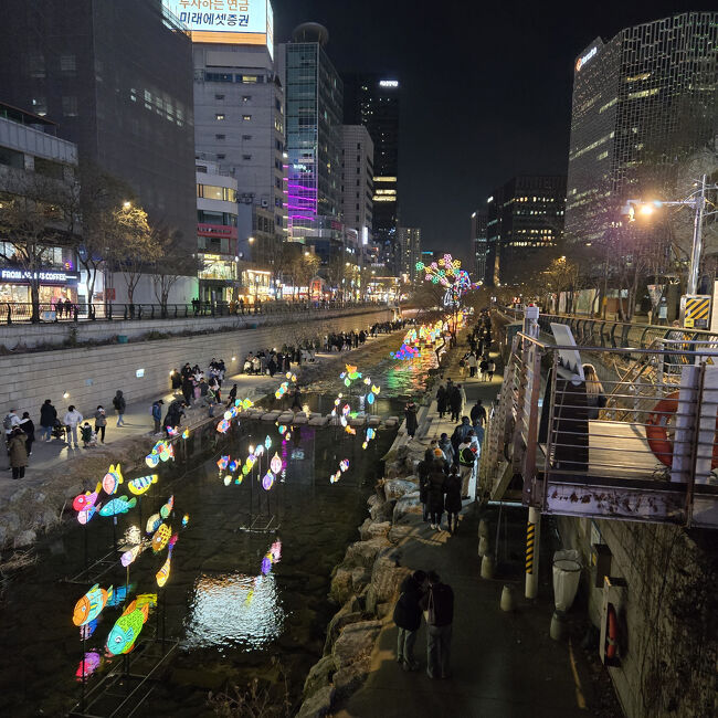 part.1はこちら→https://4travel.jp/travelogue/11952630<br /><br />part.2は3日目~4日目までを綴ります。<br />4日目は特に行きたいところがあるわけではなかったのでソウル市内をぶらぶらしていました。<br />以前までは宿泊先に関しては東大門もしくは明洞周辺が便利でいいと思っておりましたが最近はコンドク駅周辺がいいなと感じております。<br />バスを使える方はなおさらお勧めします。<br />また、地下鉄5号線が思ったより便利な路線だという事を実感しました(笑)<br />金浦空港~ヨイド~東大門と便利な場所を結びます。<br />昔は安いと思っていた地下鉄も年々値上がりをしており1回1500Wくらいになりました。<br />その中で登場した気候同行カードは2日で8000Wという破格です。<br />バスに地下鉄を駆使して移動している私にとってはとてもありがたい存在でした~