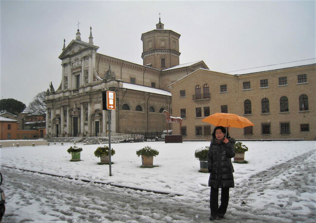 イタリア横断ドライブ 雪のラベンナ~サンマリノ<br /><br />ラヴェンナは、イタリア共和国エミリア=ロマーニャ州にある<br />人口約156,000人のラヴェンナ県の県都である。<br /><br />古代ローマ時代から中世にかけて繁栄した都市で<br />西ローマ帝国や東ゴート王国が首都を置き、<br />東ローマ帝国ラヴェンナ総督領の首府であった。<br />「ラヴェンナの初期キリスト教建築物群」は<br />ユネスコの世界遺産に登録されている<br /><br />サンマリノ共和国<br />イタリア半島の中東部に位置する共和制国家。<br />世界で5番目に小さなミニ国家である。<br />現存する世界最古の共和国と考えられており<br />同国もそれを誇りとしている。<br />1700年間、一度も戦争をしたことがない。<br />