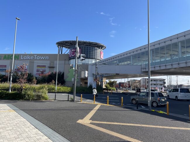 越谷へ出かけたついでに越谷イオンレイクタウンへ。日本一の売り場面積のイオンと噂を聞いて、一度見てみたいと思っていました。イオンなんてどこも同じだと思っていましたが、あきれるほど広く、日本にもこんなショッピングセンターができていることを知りました。一日では回り切れない観光地の様で、ついでに立ち寄ったことを後悔しました。地元の方々はディズニーランドよりも年間入場者が多いことを自慢していらっしゃるほどです。観光地みたいなショッピングセンター。今度はゆっくりウインドーショッピングでもしてみたいです。