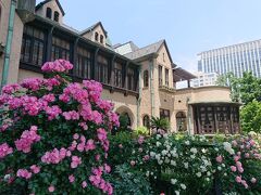 薔薇に包まれた赤坂プリンス・クラシックハウス＆夜のスカイラウンジ