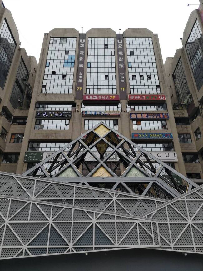 台中市中区に建つ「東協（ASEAN）広場」ビルとその周辺には、東南アジア諸国の移民労働者が集う。2025年の年初、台中のごく狭いエリアを歩いた記録と、2024年の年末に訪ねた台南の国立歴史博物館の回想。