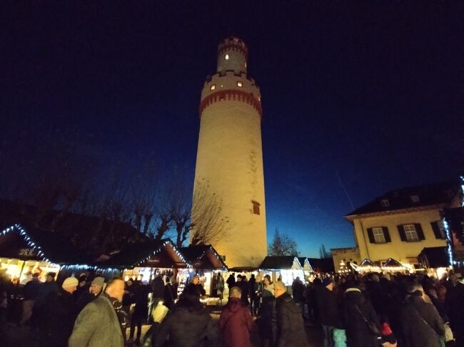 ここドイツでは、クリスマスの4つ前の日曜日からが降臨節(アドヴェント)というクリスマス期間とされ、その間にあちこちでヴァイナハツマルクト(クリスマス マーケット)が開かれます。<br /><br />ここでは、フランクフルト(マイン)の北約15kmにある保養地、バート ホムブルクでもマルクトの様子をご覧に入れます。<br /><br />なおこの街では、連日開催でなく、4回の週末のみの開催です。<br /><br />表題と文中で用いた「WM」とは、ヴァイナハツマルクト(Weihnachtsmarkt)の略です。<br />(ドイツで一般的に「WM」とすると、それはサッカー等の世界杯(Weltmeisterschaft)を指します。)<br />