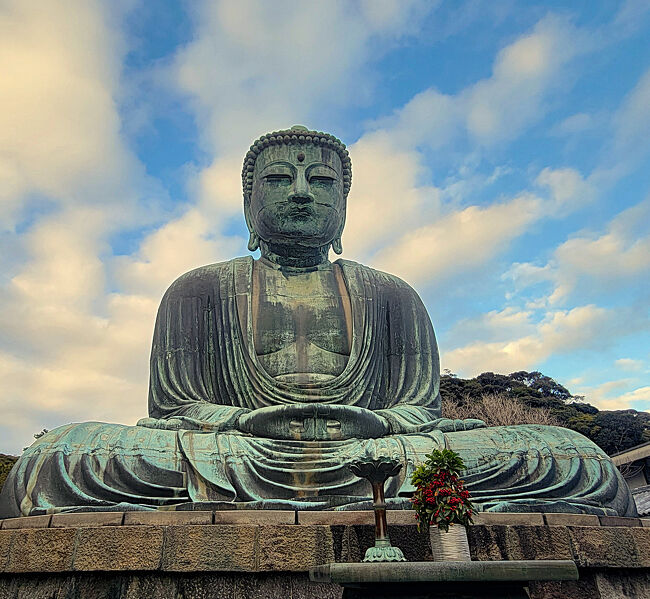 新年初めての旅行は鎌倉に。<br />パパが鎌倉にいきたいみたい。<br />なんで?<br />いいじゃないか。<br />大仏にあいたいんだよ。<br />だって、日帰りで行けるじゃないの。<br /><br />ホテルに泊まって、<br />朝一番で鶴岡八幡宮にお参りしてみたいんだなあ。<br />ふーん<br />それなら早速ホテルを探さないと。<br />鶴岡八幡宮の近くがいいね。<br />ホテルメトロポリタン鎌倉はどうかしら。<br />近いからいいね。<br />素泊りでいいかしら。<br />いいよ。<br />夜食は美味しいお蕎麦がいいなあ。<br /><br />せっかくだから、横須賀にもとまっていいかな。<br />いいけど。<br />三笠公園とか猿島とか。<br />うん、いいよ。<br />私の希望でホテルニューポートヨコスカに。<br />ここは朝食付けようかな。<br />2日間朝食ないのもさみしいいね。<br /><br />天気はよさそうだし、<br />楽しんできましょう。<br />さてさて、どんな旅行になるかしら?