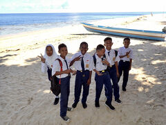 タイさんの旅 インドネシアから東へ 18日目。バンダネイラ、ハッタ島。島の周りを歩いてみます。