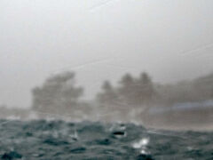 タイさんの旅 インドネシアから東へ 19日目。バンダネイラ、ハッタ島3日目。嵐の中。