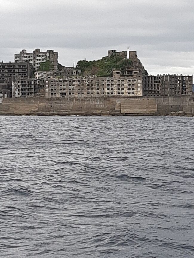 行くか迷っていた軍艦島。廃墟を見てもな～とあまり乗り気ではなかったのですが、たまたま連絡があった友達に軍艦島に行くべきか否かを訪ねたら、「軍艦島に行かなきゃ長崎に行く意味がないよ。絶対行くべき！」と言われ、行くことに。ガイドさんのお話がわかりやすく、歴史背景がとても興味深く、行ってよかったです。
