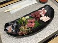 お嬢と行く南九州3泊4日【その65】阿蘇くまもと空港 "菅乃屋" で、締めの宴。"馬肉5種盛合わせ＋馬レアステーキ丼"！