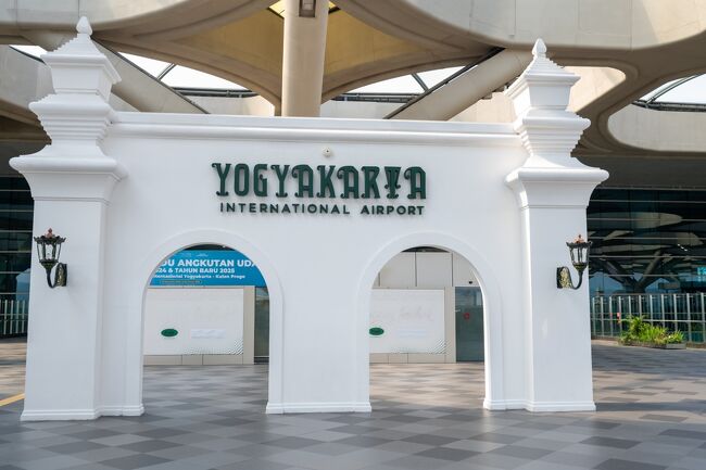 インドネシアの世界遺産、ボロブドゥール寺院とプランバナン寺院の２つは以前から見学してみたかったので、今回の旅行で2つとも見学してきました。<br />PT Bagus Bintang Jogja（バグース・ビンタン・ジョグジャ）の現地ツアーを利用したので、日本語ガイド付きで1日で効率よく回れました。