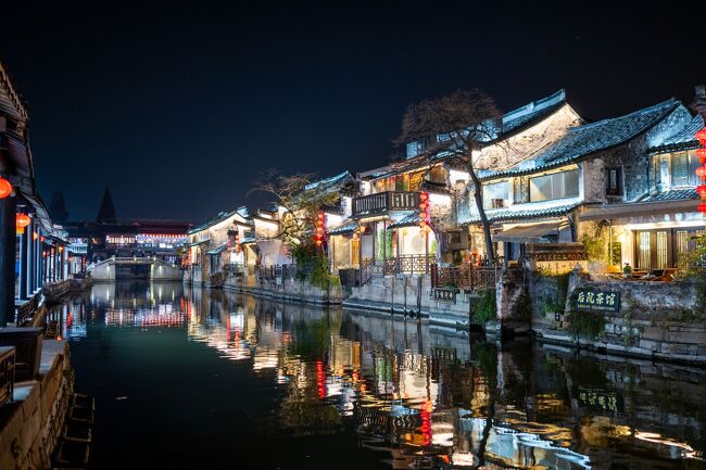 嘉興市では、有名な江南水郷の街「西塘鎮」で夜のライトアップされた時間帯と、早朝の観光客がいない時間帯の街が観れたのが良い思い出になりました。<br /><br />地方でもスマホ決済のアリペイや配車アプリのDiDiが使え、快適に観光できます。