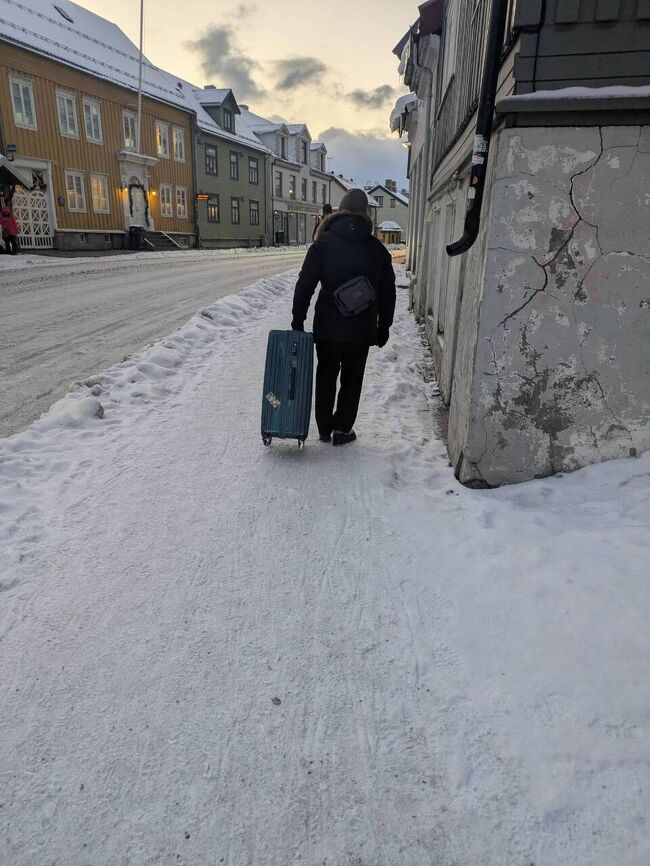 ずっとずっと見てみたかったオーロラ。<br />北欧を中心にリサーチし、ノルウェーのトロムソに決定。<br />トロムソはオーロラの出現率も高く、冬でもー10度ほどと比較的温暖な気候という事が魅力的な街。<br />北欧の物価の高さにビビり、円安の影響もあり日本からたくさん食材を持って節約旅とすることにしました。<br /><br />今回はエミレーツ航空を利用し、関空⇔ドバイの往復はA380のプレミアムエコノミーです!!<br /><br />□12/27 自宅~関西国際空港~ドバイ国際空港<br />□12/28 ドバイ国際空港~オスロ国際空港<br />□12/29 オスロ国際空港~トロムソ空港~トロムソ市内 <br />□12/30 トロムソ市内<br />□12/31 トロムソ市内<br />■1/1 トロムソ市内~トロムソ空港~オスロ国際空港~オスロ市内<br />□1/2 オスロ市内<br />□1/3 オスロ市内~オスロ国際空港~ドバイ国際空港<br />□1/4 ドバイ国際空港~関西国際空港~自宅