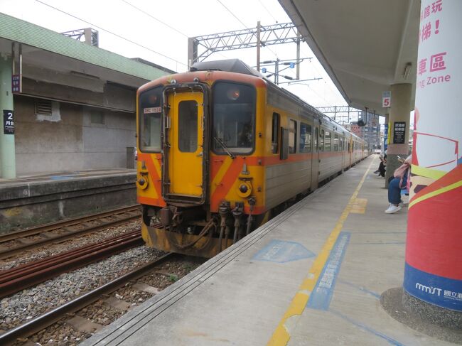金瓜石や九扮の各駅には端芳駅から支線の平渓線が出ています。のんびりと走る単線の平渓線沿いには数々の観光地が点在し、人気を集めています。すっかり有名になったランタン上げも楽しめて、休日だけでなく平日にもたくさんの観光客で賑わっています。今回は終点のチン(くさがんむりに青)桐(トン)まで行って、ランタン製作を楽しみました。