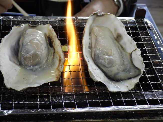 ※写真は、昼食の大きいサイズの焼き牡蠣<br /><br />ホテルがツアー会社基準のSランクらしいので申し込み。<br />手配のバスは「みちのく観光」で現地添乗員はH氏、なんと2021年のツアーの時と同じ。(※後に、別にもう1組も彼とは2度目であることが判明)<br /><br />空港からの道中、仙台育英高校の校舎が見えると、彼の出身校である東北高校のライバルと云い、宮里藍選手、ダルビッシュ有選手などの紹介、もちろん花巻東の場合は大谷、菊池両選手。<br />彼の自己紹介のキャッチフレーズは、姓名の漢字すべてが小学校2年まで習うこと、技術レベルは最高、にこやかに話します。<br /><br />GPSLOG<br />https://www.google.com/maps/d/edit?mid=10fdsEX5u6RWSP69N4ImQwEMmsDu-W-4&usp=sharing<br />