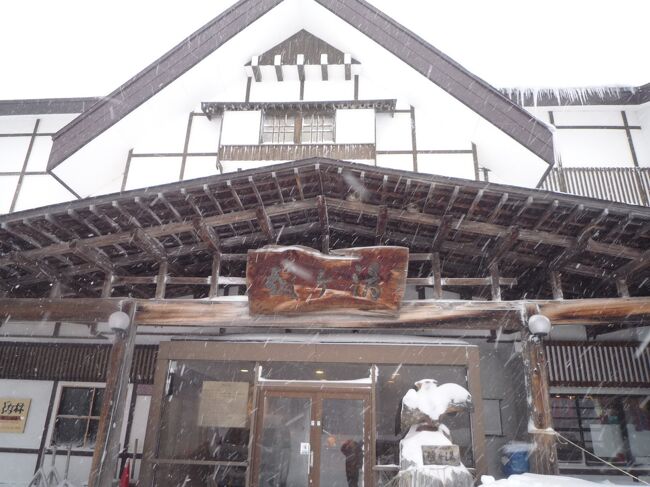 1月30日(木)から2月1(土)2泊3日で青森県の酸ヶ湯温泉旅館に行って来ました。<br /><br />滞在中はずっと雪が降り続き、2日目に予定した八甲田山のロープウェイは強風で運休になってしましい温泉三昧になりました。<br /><br />3日目は青森市内を観光し最後にひとっ風呂浴びて帰路に着きました。<br /><br />東京(09時36分)→青森(12時53分)はやぶさ13号<br />トクだ値25%OFF:13,090円<br />新青森(17時22分)→東京(20時32分)はやぶさ40号<br />株主/JRE BANK優待割引:14,440円(グリーン車)<br />酸ヶ湯温泉旅館22,000円(2泊)<br /><br />★1/30(木)1日目<br />東京→新青森→青森<br />丸青食堂(昼食)<br />送迎バスで酸ヶ湯温泉旅館<br /><br />★1/31(金)2日目<br />酸ヶ湯温泉旅館滞在<br /><br />2/1 (土) 3日目<br />送迎バスで青森<br />ねぶたの家 ワ・ラッセ<br />青函連絡船メモリアルシップ八甲田丸<br />味の札幌 大西(昼食)<br />善知鳥神社<br />赤い林檎 本店(喫茶)<br />青森まちなかおんせん<br />青森→新青森→東京