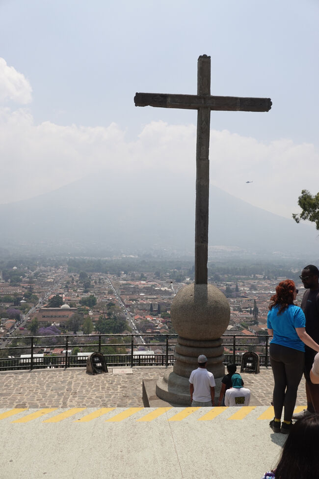 3月6日(木)ｰ30日(日)25日間で中米7ヶ国(ﾍﾞﾘｰｽﾞ ｸﾞｱﾃﾏﾗ ﾎﾝｼﾞｭﾗｽ ｻﾝｻﾙﾊﾞﾄﾞﾙ ﾆｶﾗｸﾞｱ ｺｽﾀﾘｶ ﾊﾟﾅﾏ)をﾂｱｰで18日間周り､ﾊﾟﾅﾏでﾂｱｰ離脱して個人で南米のｴｸｱﾄﾞﾙ(ｷﾄ)を訪れました｡(ﾒｷｼｺｼﾃｨも経由で簡易観光しました｡) <br />(写真)十字架の丘よりｱﾝﾃｨｸﾞｱ市内とｱｸﾞｱ火山を一望します｡<br />ｸﾞｱﾃﾏﾗｼﾃｨのHよりｱﾝﾃｨｸﾞｱ市内(十字架の丘 洗濯場跡 ｻﾝﾀ･ｸﾗﾗ修道院 ｶﾌﾟﾁﾅｽ修道院 ﾒﾙｾｰ教会 時計台 中央公園 ｶﾃﾄﾞﾗﾙ 総督府(国立美術博物館)等に行きます｡昼食と夕食はｱﾝﾃｨｸﾞｱで戴き､ｸﾞｱﾃﾏﾗｼﾃｨに戻ります｡<br />(ｱﾝﾃｨｸﾞｱ)1979年世界遺産｡1526年のｲｼﾑﾁｪ､1527年のｼｳﾀﾞｰ･ﾄﾞ･ﾋﾞｴﾎに続き､1543年に植民地政府の三番目の首都として創設された古都｡ｽﾍﾟｲﾝの大陸支配の拠点として230年間繁栄した｡1773年の大地震で被害を受け再建を断念し､ｸﾞｱﾃﾏﾗｼﾃｨに遷都｡最盛期には16万人以上の人口があり､政治だけでなく宗教(32の教会あり､現在7つが活動中)で学問の中心として繁栄した｡<br />1)ﾒｷｼｺ(ﾊﾞｽｺﾝｾﾛｽ図書館 ｿｶﾛ(ｶﾃﾄﾞﾗﾙ ﾃﾝﾌﾟﾛ･ﾏﾖｰﾙ等) ｸﾞｱﾀﾞﾙｰﾍﾟ寺院)<br />2)ﾍﾞﾘｰｽﾞ(ｺﾛｻﾞﾙ市内 ｾﾝﾀﾘﾀ遺跡 ﾌﾞﾙｰﾎｰﾙ ﾍﾞﾘｰｽﾞｼﾃｨ ｶﾊﾙ･ﾍﾟﾁ遺跡)<br />3)ｸﾞｱﾃﾏﾗ(ﾃｨｶﾙ遺跡 ｷﾘｸﾞｱ遺跡 ｸﾞｱﾃﾏﾗｼﾃｨ ｱﾃｨﾄﾗﾝ湖遠望 ﾁﾁｶｽﾃﾅﾝｺﾞ ｱﾝﾃｨｸﾞｱ) <br />4)ｻﾝ･ｻﾙﾊﾞﾄﾞﾙ(ﾎﾔ･ﾃﾞ･ｾﾚﾝ遺跡 ﾗ･ｳﾆｵﾝ)<br />5)ﾎﾝｼﾞｭﾗｽ(ｺﾊﾟﾝ遺跡)<br />6)ﾆｶﾗｸﾞｱ(ﾚｵﾝ ﾏﾅｸﾞｱ ﾏｻﾔ火山(遠望) ｸﾞﾗﾅﾀﾞ(ﾆｶﾗｸﾞｱ湖ｸﾙｰｽﾞ))<br />7)ｺｽﾀﾘｶ(ﾓﾝﾃﾍﾞﾙﾃﾞ自然保護区 ｾﾛ･ﾃﾞ･ﾗ･ﾑｴﾙﾃ(ｹﾂｧﾙ) ｶﾙﾀｺﾞ ｻﾝ･ﾎｾ)<br />8)ﾊﾟﾅﾏ(ﾊﾟﾅﾏ･ﾋﾞｴﾎ古代遺跡 旧市街 ﾊﾟﾅﾏ運河ｸﾙｰｽﾞ ｱｸﾞｱｸﾗﾗ新閘門 ｻﾝ･ﾛﾚﾝｿ要塞 ﾎﾟﾙﾄﾍﾞﾛ)<br />9)ｴｸｱﾄﾞﾙ(ｷﾄ)新市街(ﾏﾘｽｶﾙ地区) 旧市街 赤道記念碑)を回りました｡<br />(経費)PTY(ﾊﾟﾅﾏ)-UIO(ｷﾄ)往復59232円 <br />ｷﾄ(H ReinaIsabel)178.44ﾄﾞﾙ(3泊朝食有) ﾊﾟﾅﾏｼﾃｨ(H Global)108.9ﾄﾞﾙ1泊<br />⑨3月14日(金）(ｱﾝﾃｨｸﾞｱ往復80km2H)<br />朝食(6:30-7:30)ﾋﾞｭｯﾌｪ形式を戴き､H8:30出発します｡<br />1)国立考古学博物館見学(9:05-10:37)(ｸﾞｱﾃﾏﾗｼﾃｨ市内)<br />香炉 ﾋｽｲの王様の仮面 石柱 石碑 ｶﾐﾅﾙ･ﾌﾕ遺跡の発掘品 ﾃｨｶﾙ1号神殿の王のﾋｽｲの全身飾り 鍋 玉座 中庭等国宝級の展示品が沢山､あります｡<br />(ﾊﾞｽ-空港 動物園 水道橋 CA1(ﾊﾟﾝｱﾒﾘｶﾝﾊｲｳｪｰ)-ｻﾝ･ﾙｶｽ･ｻｶﾃﾍﾟｹｽ(10のｱﾝﾃｨｸﾞｱ分岐)を通り12:00ﾐﾆﾊﾞｽ12:04に乗換しｱﾝﾃｨｸﾞｱ市内に行きます｡<br />(ｱﾝﾃｨｸﾞｱ市内観光)ｱｸﾞｱ火山の山裾の古都<br />2)十字架の丘(12:21-12:43)(ｱﾝﾃｨｸﾞｱ市内 ｱｸﾞｱ火山を一望します｡<br />(ﾐﾆﾊﾞｽｰｻﾝﾀﾃﾚｻ教会 中央公園を通り､)<br />3)昼食R｢LasAntorchas｣(13:00-14:15)ﾋﾞｰﾌｽﾃｰｷ 野菜ｽｰﾌﾟ等を戴きます｡<br />歩いてｴﾙﾏｰﾉ･ﾍﾟﾄﾞﾛ教会 公共洗濯場跡(TanqueLaUnion) ｻﾝﾀ･ｸﾗﾗ修道院跡を見て<br />(ﾐﾆﾊﾞｽｰｻﾝ･ﾌﾗﾝｼｽｺ教会 ｶｻ･ﾎﾟﾍﾟﾉｴ 公園 ｼﾞｬｶﾗﾝﾀ通りを通り)<br />4)ｶﾌﾟﾁﾅｽ修道院(14:34-15:25)廃墟公園 中庭(噴水) 修道女の居住群(円形の建物) 浴槽 説教部屋 地下の倉庫･霊廟 2Fより礼拝堂 博物館等見学します｡歩いて<br />5)ﾒﾙｾｰ教会(15:40-16:11)入口の銅像 鐘楼 祭壇(内部は四旬節の飾り) 天井のﾓｻﾞｲｸ画 屋上(ｱｸﾞｱ火山 ﾗｲｵﾝ像 時計台 十字架の丘･ｱﾝﾃｨｸﾞｱ市内の展望) 中庭の大きな噴水を見て､歩いて<br />6)5番街を歩き､ｻﾝﾀ･ｶﾀﾘｰﾅ教会跡 時計台 各種店 中央公園(噴水 市庁舎 総督府)を通り､夕食のRに行きます｡(その後､16:45-17:45まで自由時間)<br />7)ｶﾃﾄﾞﾗﾙと裏の廃墟跡 国立美術博物館(入館無料17:03-17:35)見学し<br />8)夕食(中華料理)R｢MULAN｣(大蘭)(17:45-18:40)を戴きます｡<br />18:41(ﾐﾆﾊﾞｽ)18:51(ﾊﾞｽ乗換)18:53H20:00着きます｡<br />                                        (泊)ｸﾞｱﾏﾗｼﾃｨ(H Tikal Futura)<br />{旅程}<br />①3/6(木)成田11:50(AM57)9:05ﾒｷｼｺｼﾃｨ(ｿｶﾛ ｶﾃﾄﾞﾗﾙ 図書館 ｸﾞｱﾀﾞﾙｰﾍﾟ寺院)(泊)<br />②3/7(金)ﾒｷｼｺｼﾃｨ9:35(AM324)12:40ﾁｪﾄｩﾏﾙ(国境)ﾍﾞﾘｰｽﾞ(ｻﾝﾀﾘｻ遺跡 ｺﾛｻﾞﾙ市内)ﾍﾞﾘｰｽﾞｼﾃｨ(泊)<br />③3/8(土)ﾌﾞﾙｰﾎｰﾙ(遊覧飛行)(ﾊﾞｽ)ｻﾝｲｸﾞﾅｼｵ(ｶﾍﾙ･ﾍﾟｯﾁ遺跡(ﾌﾟﾗｻﾞBADEF等)(国境)ｸﾞｱﾃﾏﾗ(ﾃｨｶﾙNP泊)<br />④3/9(日)ﾃｨｶﾙNP観光(第1-5号神殿 ﾉｰｽ･ｾﾝﾄﾗﾙｱｸﾛﾎﾟﾘｽ 失われた世界 7つの神殿広場 各種ｺﾝﾌﾟﾚｯﾎ 博物館見学)(泊)<br />⑤3/10(月)ｷﾘｸﾞｱ遺跡(博物館 石碑CDEG等獣形祭壇OPｱｸﾛﾎﾟﾘｽ等(ﾘｵ･ｵﾝﾄﾞ泊)　<br />⑥3/11(火)(国境)ﾎﾝｼﾞｭﾗｽ(ｺﾊﾟﾝ遺跡(博物館ｸﾞﾗﾝﾌﾟﾗｻﾞ(石碑AB祭壇)球戯場 神聖文字の階段石碑M西広場(神殿16祭壇Q)東広場(地下神殿 地下水洗ﾄｲﾚ)ｺﾊﾟﾝ泊<br />⑦3/12(水)ｺﾊﾟﾝ(国境)ｸﾞｱﾃﾏﾗ(ｸﾞｱﾃﾏﾗｼﾃｨ(ｶﾃﾄﾞﾗﾙ 中央公園 文化宮殿)泊<br />⑧3/13(木)ｱﾃｨﾄﾗﾝ湖展望台 ﾁﾁｶｽﾃﾅﾝｺﾞ(市見学 ｶﾞﾙﾊﾞﾘｵ･ｻﾝﾄﾄﾏｽ教会 墓地 博物館(ｸﾞｱﾃﾏﾗｼﾃｨ泊)<br />★⑨3/14(金)考古学博物館 ｱﾝﾃｨｸﾞｱ(十字架の丘 ｻﾝﾀｸﾗﾗ修道院跡 ﾒﾙｾｰ教会 ｶﾃﾄﾞﾗﾙ 中央公園 ｶﾌﾟﾁﾅｽ修道院等)(ｸﾞｱﾃﾏﾗｼﾃｨ泊)<br />⑩3/15(土)(国境)ｴﾙｻﾙﾊﾞﾄﾞﾙ(ｻﾝﾀｱﾅ ﾎﾔ･ﾃﾞ･ｾﾚﾝ遺跡(博物館 一般住居(寝室 台所 蒸風呂等))ｻﾝ･ｻﾙﾊﾞﾄﾞﾙ(ﾗ･ｳﾆｵﾝ泊)<br />⑪3/16(日)(移動日)ｴﾙｻﾙﾊﾞﾄﾞﾙ(国境)ﾎﾝｼﾞｭﾗｽ(昼食ﾁｮﾙﾃｶ)(国境)ﾆｶﾗｸﾞｱ(ﾚｵﾝ泊)<br />⑫3/17(月)ﾚｵﾝ(朝散策 ｶﾃﾄﾞﾗﾙ(屋上)中央公園 ﾚｺﾚｸｼｵﾝ教会) ﾏﾅｸﾞｱ(国立宮殿 ｶﾃﾄﾞﾗﾙ廃墟 ﾏﾅｸﾞｱ湖) ﾏｻﾔ火山(遠景) ｸﾞﾗﾅﾀﾞ(ｶﾃﾄﾞﾗﾙ ﾒﾙｾｰ教会 ｻﾝﾌﾗﾝｼｽｺ教会 ﾆｶﾗｸﾞｱ湖ｸﾙｰｽﾞ)(泊)<br />⑬3/18(火)朝散策 ﾆｶﾗｸﾞｱ湖(ｵﾒﾃﾍﾞ島)(国境)ｺｽﾀﾘｶ(昼食ﾘﾍﾞﾘｱ)ﾓﾝﾃﾍﾞﾙﾃﾞｨ自然保護区(泊)<br />⑭3/19(水)ﾓﾝﾃﾍﾞﾙﾃﾞｨ自然保護区(地上40mのｽｶｲｳｫｰｸ ｶｴﾙ博物館) ｻﾝﾎｾ(泊)<br />⑮3/20(木)ｾﾛ･ﾃﾞ･ﾗ･ﾑｴﾙﾃ(ｹﾂｧ-ﾙ見学) ｶﾙﾀｺﾞ(中央公園 教会跡 ﾛｽｱﾝﾍﾙｽ大聖堂(奇跡の聖母) ｻﾝﾎｾ(国会 博物館(円球) 中央銀行博物館(外観) 国立劇場)泊<br />⑯3/21(金)ｻﾝﾎｾ8:45(CM763)11:09ﾊﾟﾅﾏｼﾃｨ(ﾊﾟﾅﾏ･ﾋﾞｴﾎ(塔跡) 旧市街(ｻﾝﾎｾ教会 ﾌﾗﾝｽ広場 ｶﾃﾄﾞﾗﾙ等)泊<br />⑰3/22(土)ﾊﾟﾅﾏ運河ｸﾙｰｽﾞ(7:00ｱﾏﾄﾞｰﾙ発 ﾐﾗﾌﾛｰﾚｽ･ﾍﾟﾄﾞﾛﾐｹﾞﾙ水門 ｸﾚﾌﾞﾗｶｯﾄ ﾁｬｸﾞﾚｽ川 ｶﾞﾝﾎﾞｱ12:26着(泊)<br />⑱3/23(日)ｱｸﾞｱｸﾗﾗ新閘門(陸よりﾊﾟﾅﾏ運河見学) ｻﾝﾛﾚﾝｿ要塞 ﾎﾟﾙﾄﾍﾞﾛ(ｻﾝﾃｨｱｺﾞ･ｻﾝﾍﾛﾆﾓ砦)(ﾊﾟﾅﾏｼﾃｨ泊)<br />⑲3/24(月)ﾊﾟﾅﾏｼﾃｨ9:47(CM829)11:50(ｴｸｱﾄﾞﾙ)ｷﾄ新市街(ﾏﾘｽｶﾙ地区 ﾌﾟﾗｻﾞﾌｫｯﾁ ﾏｰｹｯﾄ)(泊)<br />⑳3/25(火)ﾊﾞｽﾂｱｰ(9:00-14:30)旧市街(ﾊﾞｼﾘｶ教会 ｻﾝﾌﾗﾝｼｽｺ教会 ﾗｺﾝﾊﾟﾆｰｱ教会 ｻﾝﾄﾄﾞﾐﾝｺﾞ教会 ﾗﾒﾙｾｰ教会 独立広場 ｶﾃﾄﾞﾗﾙ 大統領府)泊<br />(21)3/26(水)ﾊﾞｽﾂｱｰ(9:00-13:11)ｷﾄ郊外(Intinan博物館(ｲﾍﾞﾝﾄ経験) 赤道記念碑 ) 国立博物館(泊)<br />(22)3/27(木)ｷﾄ14:15(CM828)16:11ﾊﾟﾅﾏｼﾃｨ(泊)<br />(23)3/28(金)ﾊﾟﾅﾏｼﾃｨ11:32(CM136)14:30ﾒｷｼｺｼﾃｨ(空港待機)<br />(24)3/29(土)ﾒｷｼｺｼﾃｨ0:05(AM58)6:00成田(日付変更線)<br />(25)3/30(日)ﾒｷｼｺｼﾃｨ0:05(AM58)6:00成田