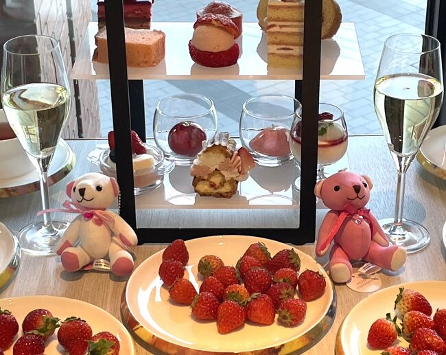 ◇ 東京・渋谷『Hotel Indigo Tokyo Shibuya』<br /><br />2023年8月29日、IHG®ホテルズ&リゾーツの『ホテルインディゴ東京渋谷』が開業!<br /><br />「渋谷道玄坂通」(『ドンキ』)側にシアトル発ハンバーガー【リル ウッディーズ】、<br />【シティベーカリー】、【猿田彦珈琲】などの飲食店が入る建物です。<br /><br />『ホテルインディゴ東京渋谷』の高層階からは東京タワーも見えます♪<br /><br /><アクセス><br />「渋谷」駅出口A2より徒歩3分<br /><br />https://www.ihg.com/hotelindigo/hotels/jp/ja/shibuyaku/hndsh/hoteldetail<br /><br />◆ 東京・渋谷『Hotel Indigo Tokyo Shibuya』3F【Shibrewya】<br /><br />『ホテルインディゴ東京渋谷』のカフェ【しぶるや】<br /><br />◆ 東京・渋谷『Hotel Indigo Tokyo Shibuya』11F【Gallery 11】<br /><br />『ホテルインディゴ東京渋谷』のレストラン【ギャラリー11】<br /><br />宿泊ゲストはこちらで朝食をいただくことができます。<br /><br /><営業時間><br />朝食 月曜~日曜 6:30~10:30<br />ランチ 月曜~日曜 11:30~14:00<br />ディナー 月曜~日曜 18:00~22:00<br /><br />◇ 神奈川県横浜市西区みなとみらい『Hilton Yokohama』<br /><br />2023年9月24日、『ヒルトン横浜』が開業!<br /><br />本日はスイーツブッフェにやってきました♪<br /><br />◆ 神奈川県横浜市『Hilton Yokohama』ホテル棟 3F【Parade】<br /><br />『ヒルトン横浜』のオールデイダイニング【パレード】<br /><br />2025年2月1日からスイーツビュッフェ『いちごの魅惑』が開催スタート!<br /><br />■ ヒルトン横浜ベア&スパークリングワインセット 8,200円をいただきます♪<br /><br />ストロベリーアフタヌーンティーセットにもできちゃいます☆<br /><br />※ ヒルトンオナーズ会員様の割引・ヒルトンオナーズポイント付与は<br />対象外となります。<br /><br /><料金><br />大人 6,000円(税サ込)<br />小学生 3,000円(税サ込)<br />※未就学児は無料となります。<br /><br />ヒルトン横浜ベアがセットになったプランもご用意。 <br />胸元にハートマークの刺繍が施されている数量限定のピンク色のベアは、<br />特別プランでしか手に入らない限定ベア。<br />ベア付プランをご注文されたお客様には、ヒルトン横浜ベア1体は<br />もちろん、ウェルカムドリンクも1杯プレゼントいたします。<br />※上記プランは通常料金にプラス2,200円で販売しております。<br />※数量限定となりますので、ご希望の方はお早めに<br />ご来館くださいませ。<br />※ベアは2色展開となりますがお色の選択は出来かねますので<br />あらかじめご了承くださいませ。<br /><br /><営業時間><br />15:00~17:00(ラストオーダー 16:30)<br /><br />(HP)<br />https://hiltonhotels.jp/hotel/kanto/hilton-yokohama/campaign/0788e0a3d25650a589a86dce93385c78<br /><br />◆ 東京・新宿『新宿中村屋ビル』7F<br /><br />2024年5月16日、タイ料理【新宿 ランブータン】がリニューアルオープン!<br /><br />タイ料理の食べ放題をいただきます♪<br />ストロベリースイーツブッフェコーナーもあります。<br /><br />◆ 東京・赤坂『Hotel Felice Akasaka』1F【Crab Shrimp and Oyster】<br /><br />2019年12月23日、『ホテルフェリーチェ』か『ホテルヒラリーズ』に<br />【クラブ シュリンプ アンド オイスター 赤坂】がオープン!<br /><br />シーフードの食べ放題に訪れました♪