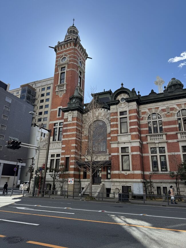 平日の有休のぶらり旅<br /><br />行きたかったお店と横浜の建築などを巡る内容です。<br />前日渋谷でミュージカルを観たので翌日は会社に行くのが辛いなと思い、有休を取っておきました。<br />平日に誘う人もいないので、ぶらりと1人で出かけます。<br />平日暇な人は夫も、でも釣りにいってます。