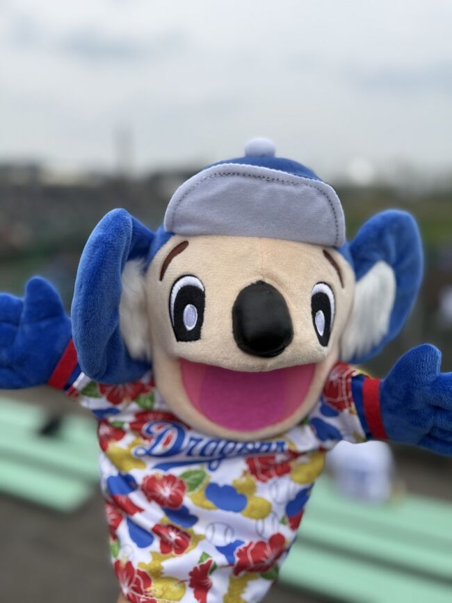 友人に誘われたので、初めての沖縄旅行の企画をしました<br />昨年の2月に誘われたので一年越しの企画になりました(笑)<br /><br />初めての沖縄は最強寒波の影響からかとても寒かったです<br />雨もありなかなかしんどい旅行となりましたが、コレもまた旅の醍醐味と思い楽しみました♪<br /><br />メインはドラゴンズキャンプですが、サブスケにスタバ巡りをしてスタンプをゲットしてきました♪<br /><br />それでは最後までご覧いただければと思います(^^)
