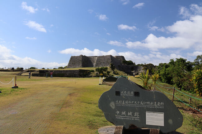 初の沖縄旅は那覇・中城1泊2日の旅!<br />1日目は首里城や識名園など那覇市内、2日目は少し足を延ばして中城城址を観光しました。<br /><br />2日目は中村家住宅→中城城址→牧志公設市場→波上宮という行程で、中城と那覇を観光しました。<br />特に中城城址は沖縄のグスクの中でも最もよく遺構が残っていると言われており、今でも立派な城壁や門を見ることができ、高台から見渡した景色も印象的でした。那覇から一足伸ばして観光する価値ありです!<br />予報では雨模様でしたが2日目は総じて天候に恵まれて良かったです。<br /><br />