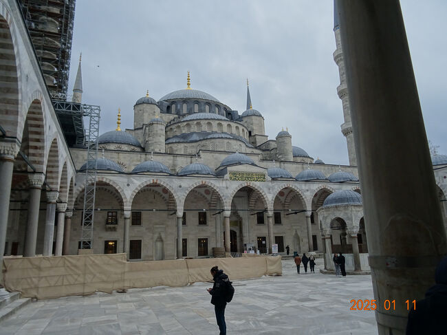 2024年秋、4トラベル旅行記でboobyさんのトルコ旅行記を読みました。一度行ってみたかったイスタンブール、イズミル、カッパドキヤ、アンカラのことが詳しく書かれていたので行ったような気持ちになりましたが、トルコ旅行に行くことを決めました。その後、出発前にboobyさんと私は同じ催行業者のツアーだということを知りました。<br /><br />1月9日(木)<br />夕刻までの勤務を終えて、関西空港には20時頃着きました。Wifiをピックアップして、機械でチェックイン(簡単だった)を済ませました。その後課題①預入荷物のカウンターが大々行列で、30分以上待たされたと思います。なんとかならないものかと強く思いました。出国手続き後はストレス無く搭乗できました。離陸後、飛行経路をモニターで見ていると大韓民国のソウル方向にまっすぐに飛んでいました。このままだと平壌かと思っていると急に北京の方に進路を変えました。その後は、ゆっくりと寝ていられました。<br />1月10日(金)<br />イスタンブール空港には何かの間違いかと思うくらい早く到着しました。現地時刻、早朝4時過ぎには着陸し、到着便も少ないので諸審査をスムーズに通過して、4時半には預入荷物のピックアップに向かっていました。早朝のイスタンブール空港はガラガラ、空港職員の方々もたまに見かける程度でした。いつもなら、人の流れに従っていれば迷わず出口まで行けると思いますが、人のいない空港で先頭を歩くと迷います。課題②預入荷物のピックアップの場所を迷いました。事前に、催行業者から行き方を送っていただいていましたが、たかをくくっていたのが間違いでした。とは言っても、30mほど行き過ぎただけです。ピックアップの場所は、エコノミーとビジネスで分かれていました。その後、現地ガイドの方との待ち合わせ場所のバーガーキング前で30分以上待って、東京から参加の方々と合流してツアーが始まりました。<br />まずは、空港で両替。現金は昼食や夕食の時の飲み代だけだと思ったので1万円だけ両替しました。途中、そんな飲み代もクレジットカードで支払うことができたので、現地通貨は少し残りました。今はどこの国でも支払いはクレジットカードでできますね。<br />7時頃にホテル(ヒルトンボモンティ)のチェックインを済ませて、7時半頃朝食をいただき、シャワーを浴びたりして休みました。朝食ではパンが豊富にありました。<br />12時30分、ロビーに集合して市内観光に出かけました。イスタンブールの気温は18度で、現地ガイドの方は異常気象だと言っていました。市内観光は、いきなりアヤソフィアの入場から始まりました。その後、スレイマンモスクにも入場して、ガイドの方から詳しい説明をしていただきました。世界史大好きな私には興味のある話ばかりでした。途中、昼食を食べていないのでケバブを立ち食いしましたが、量の多いことに驚きました。巻きのケバブにしておけばよかったと思いました。課題③昼食対策をしておくべきだった。とは言っても、露天でゴマパン(美味しい)も売っているし、ケバブ屋さんもいたるところにありました。ケバブは晩御飯のことを考えるとパンに夾むのでなく巻きの方がいいと思います。<br />晩御飯は何を食べたか説明できませんが、ケバブのせいで3分の1くらいは残しました。決してまずいからではありません。<br />1月11日(土)<br />イスタンブール市内観光2日目です。天気は、どしゃ降りではない雨。私は撥水加工のコートだったので傘はさしませんでした。その程度の雨です。ブルーモスクの見学、地下宮殿(地下貯水所))、ボスポラス海峡クルーズ、グランドバザール散策でした。課題④グランドバザールの散策の時の解散・集合場所をiPhoneのマップ上にピン留めしておけばよかったと思いました。私は10日間ツアーだったので最終日に再びグランドバザールを訪れたましたが、かなり迷いました。昼食はサバサンド。味は予想通りでした。晩御飯はオリエント急行のイスタンブール駅に併設されているレストランで美味しくいただきましたが、ツアー中、毎回出されるデザートは極甘だったと思います。冬の季節は昼間の観光できる時間に限りがあるので、翌日の朝食は7時前ということで、ホテルの帰ってからはすぐに寝ました。<br />1月12日(日)<br />天気は、前日に引き続き雨。やっぱり到着日の天気は異常気象だったのか?バスでの移動中はどしゃ降りでしたが、ダーダネルス海峡を渡ってトロイ遺跡の見学に行きました。トロイ遺跡の大きさに驚きました。記念に木馬にも乗って(入って)きました。旅行中不思議だったのは、バスで移動中はどしゃ降りでも私たちがバスから降りるとほぼ雨は降っていませんでいました。ボスポラス海峡や大都市イズミルを通過するとき、第1次世界大戦やその後の戦いの英雄的軍人ムスタフ・ケマル(アタテュルク=建国の父)氏のイズミル奪回の歴史を思い出しました(世界史の授業で聞いた程度ですが)。この日の宿泊はアイワルクというところのサーマルヘルス&スパでした。個人的にはイスタンブールのヒルトンからすると食事に差がありましたが、スープは美味しかったです。<br />1月13日(月)<br />朝食でも美味しいスープをおかわりしました。早朝出発でエフェソス観光とパムッカレ観光、ヒエラポリス遺跡の観光です。トルコ旅行ですが、ここはローマかギリシアかと錯覚するような遺跡群でした。パムッカレでは靴を脱ぎ温泉の中を歩いてきました。ヌルヌルなので注意深く歩かなければなりません。ツアー仲間のある人は、この日、脱ぎやすいサンダルっぽい靴に履き替えていたので、事前準備が大切だと思いました。見習いたいものです。ホテルに着いて直ぐにツアー仲間の方とホテル周辺のお買い物に行き、石けんなどを買いましたが、皆さんたくさん買い物をしていました。<br />1月14日(火)<br />カッパドキヤに向けて出発です。途中、コンヤの街を観光しました。イスラム教の中でも神秘的な派のようです。路面電車はヨーロッパ調のスマートなデザインです。最近、札幌市内の路面電車もよく似たデザインになったように思います。コンヤでは博物館に入場しました。昼食は焼鳥のような美味しいケバブでした。この日はひたすら移動の一日でした。カッパドキヤには夜について、ホテルで夕食をいただきました。カッパドキヤで2泊するので、ちょっと気持ちが楽になります。部屋は、トイレ兼バスルームが広く、それ以外にも小さな部屋もありました。<br />1月15日<br />私は参加しませんでしたが、朝食前に気球体験がありました。ホテルの屋上からも気球の上がるのがよく見えましたが、どうやらホテルとは逆方向に流れているようで、直ぐに見えなくなってしまいました。体験された方の感想では、高いところまで上がるので怖かったようです。朝食後は、カッパドキヤ観光です。地下都市では頭を何回もぶつけ、夜はベリーダンス鑑賞でした。昼食のテスティケバブ(壺焼き?)が美味しかった。 この日、トルコ絨毯のお店に連れて行っていただきました。そこで、高価なものを衝動買いしたことが、カッパドキヤの一番の思い出です。<br />1月16日<br />短時間ですがカッパドキヤ観光をしました。その中で鉄分が豊富な場所を紹介されたとき、ヒッタイトが鉄器を使っていたことを思い出しました。その後は、アンカラに向けてシルクロードを走りました。途中、塩湖トゥズ湖畔で昼食を兼ねた休憩場所で、お土産に塩と石けんを購入しました。アンカラに着いてからは、アタテュルク廟を見学しました。トルコ紙幣にも描かれているアタテュルク(ケマル)さんは建国の父として、トルコ国民から尊敬されていることがよく分かりました。また、この廟には2代大統領のイスメト・イノニュさんも眠っているそうです。この日は、トルコ旅行9日間の方々とお別れの日です。アンカラ空港から同じ飛行機に乗りますが、帰国の人はイスタンブール空港到着後、交際線乗り継ぎの方に進まれるので手を振ってお別れしました。私は、荷物をピックアップして市内のホテル(ヒルトンボモンティ)でゆっくり休みました。<br />1月17日<br />あわてることなく朝食を済ませて、12時にチェックアウト。ホテルに荷物を預けて徒歩市内観光に出かけました。グランドバザールまでの往復です。往路はアタテュルク橋を渡って、帰りはガラタ橋を渡って、エジプトバザール、グランドバザールを散策しました。夜、ガイドさんがホテルに迎えに来るまでロビーで時間をつぶして、イスタンブール空港まで送っていただきました。イスタンブール空港では、エコノミーとビジネスクラスではチェックインの場所が離れています。また、出国審査の場所も離れていました。課題④ビジネスクラスを利用の場合、ガイドさんにビジネスクラスである旨申告してのチェックイン場所に案内してもらうことです。<br />1月18日<br />19時頃、無事、関西空港に着陸し、日本に帰って来ました。<br />私の旅行の目的はイスタンブールとイズミル、カッパドキヤ、首都アンカラ観光でしたが、旅行中、瞬間的とは言えたくさんのツアー仲間の方々と親しくなれたことも大きな財産になりました。これからも、いろんな国々に旅行を続けていきたいと思っています。