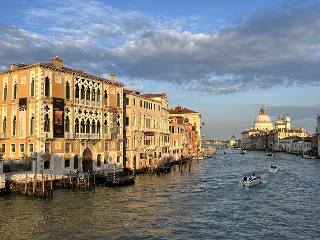 ご覧いただきありがとうございます。<br /><br />イタリア滞在2日目は、水の都「ヴェネツィア」へ。<br /><br />ミラノから列車でヴェネツィアの玄関口・サンタルーチア駅へ向かい、丸一日ヴェネツィアの街並みを堪能しました。<br /><br />入り組んだ水路と鮮やかな色の建物が広がる街並みが、世界遺産にも登録されているヴェネツィア。どこをとっても絵画の一部のような街並みを散策するのはとても楽しい時間でした。