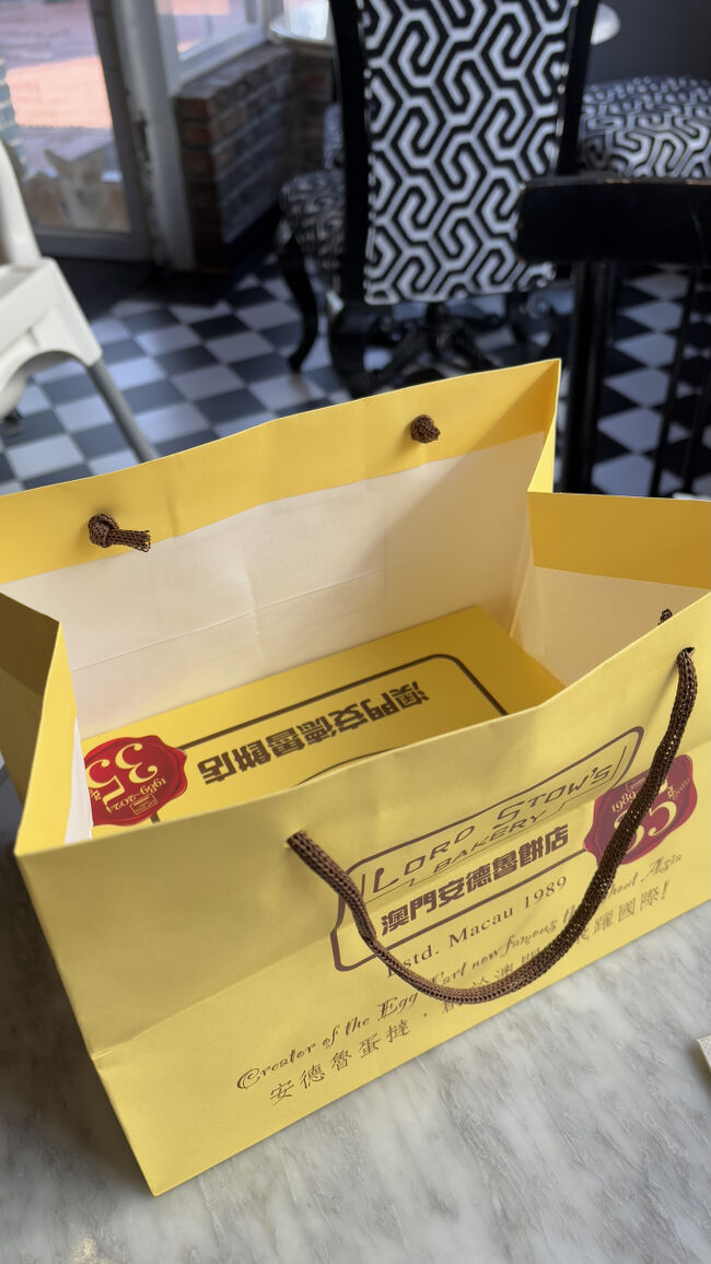 2泊3日の小旅行。<br />初日はマカオに夜到着、3日目は広州を午後3時出発なので、自由時間は実質2日目だけだがマカオへ日帰り観光へ向かいました。<br />エッグタルトの食べ歩きをしたかったが、最初の滄洲咖啡小食で躓きました。<br />だけどカフェナタとロードストーズでエッグタルトを堪能することができました。<br /><br />今回は1/11に①マカオ入国②マカオ→珠海、1/12に③珠海→マカオ④マカオ→珠海、1/13に⑤広州出国と5回国境通過しました。<br />このうち1/12にいつもと違った体験をしました。<br />③珠海出国は問題なかったが、マカオ入国時にパスポートコントロール(中央)に案内されて、指紋採取されました。<br />そのときは超短期の出入りだったから運び人の疑いをかけられたのかもと思いました。<br />しかし日帰り観光は今までに何回も行ってきただけに、少し気になりました。<br />そして夕方の④珠海入国時に珍しく質問されました。<br />「何しに来た?」「明日、広州から日本に帰国する」「仕事か?」「観光だ」<br />他愛のない会話だけど、マカオの指紋採取からのつながりを考えると少し心配。<br />昔北京の新人審査官にパスポートの変なところにスタンプ押されて以来念入りにチェックされたり、見開きが中国の出入国スタンプで埋まっている箇所も多数あるから、年々入国時に時間がかかってました。<br />加えてコロナ以降、日本に帰ってくると怪しいSMSなどが送られてきていました。<br /><br />唯一の安心材料はパスポートの期限が既に1年を切っていること。<br />パスポート更新して真っ新になれば少しは安心できるかもしれません。