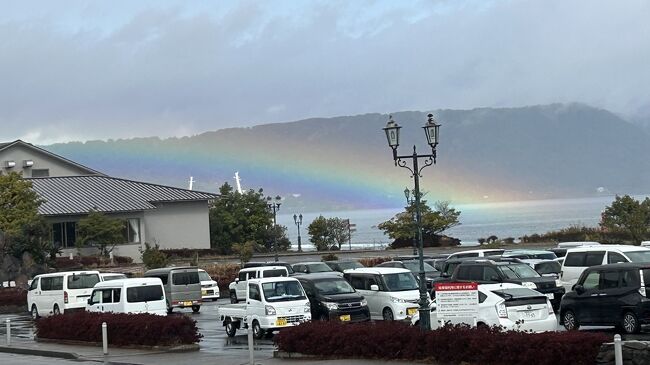 桜島2日目 マグマ温泉に独りで泊まって、朝食からです。<br /><br />ゆっくり見学したかった桜島ビジターセンターでは貴重な資料をほぼ網羅しました。活火山の桜島で生きる事、住む事、この島でしか採取できない植物、食べ物、いつ大噴火するか解らない桜島で住み生きて行く事の意味は、何でだろう???<br /><br />毎日桜島フェリーで往復して、通勤通学する多くの住人さん達・・・<br /><br />桜島っていつも噴火してるから「恐い」私の予想を裏切って、住民の方々は生き生き生きて居る。この土地を愛し、噴火予測の技術も高く成り、毎年1年に一度は、全島民が、避難訓練を欠かさないそうです。<br /><br />一般人の私達の想像を超える島民さん達、どうぞ、この記録でご覧頂けると考え方が変わります。鹿児島港からたった15分の船旅を満喫しながら、素晴らしい桜島にも足を運んでください。