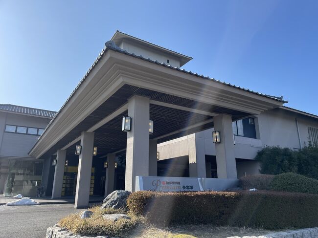 あわら市の宿泊クーポンが出ていたので、私たち夫婦と娘家族でお得に福井へ行って来ました。せっかくなら、もう1泊したいねとなり、2年前にパパさんと泊まった『ホテルリバージュアケボノ』に前泊。リニューアルされた客室はきれいで、大浴場もあり、楽しみにしていた朝食は、小鉢が沢山ある郷土色豊かで安定の美味しさでした。<br />前の週の大雪で福井はどこも雪だらけでしたが、なぜか東尋坊には雪がなく、子供連れでも観光できて良かったです。<br />宿泊した『大江戸温泉物語プレミアム青雲閣』では、大型遊具があるキッズパークで、子供は体を動かして遊ぶことができ、大人はラウンジでビールやワインが飲み放題。大浴場もお風呂の種類が多く、こちらにも湯上がりラウンジがあり、ビールやアイスを楽しめます。食事も美味しく、子供連れのお客さんが多いのにも納得です。<br />福井はお隣の県なので、何度も訪れていますが、冬にはあまり来たことがなく、新鮮な気分の旅になりました<br />