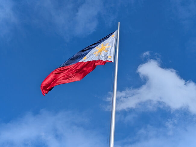 この旅行記で、私の旅行記がついに200冊になりました。<br />思えば、2014年にルート６６をサンタモニカからシカゴまで逆走して、<br />ドライブ旅をし、アメリカ大陸を横断しました。<br />その時の旅が忘れられなくて、<br />何かに記録しておきたいと思って始めたのが、<br />4トラでした。<br />初めは来てくださる方も少なく、<br />誰も見てくれないんだなと落ち込んでいました。<br />けれど月日が経つにつれて、フォロワーの方も増え、<br />いいねをくださる方もとても増えました。<br />私の旅行記は、どちらかと言うと<br />幼稚園児でも理解できるような、簡単な旅行記です。<br />それなのに、たくさんの方がいいねを付けてくださったり、<br />コメントをくださることが、<br />とてもありがたいです。<br />コメントも今や2000件を超え、<br />いろんな方と交流出来て、嬉しい限りです。<br />アクセスしてくださる皆様方、本当にありがとうございます。<br />そして、これからも　どうぞよろしくお願いいたします。<br /><br /><br />数年ぶりに極寒だった今年の冬。<br />どこか　避寒出来るところはないかと探しました。<br />マニラってどうなんだろう？と思い、旅行を計画しました。<br />あまり期待していなかったのですが、<br />マニラは避寒地としては適切でした。<br />マニラの中心街は、まだまだ治安の悪い地区があるようですが、<br />私が滞在したマニラの南の、パラニャケ地区は<br />比較的安全な地域で、<br />1週間の滞在中、危険だと感じたことは一度もありませんでした。<br />Grabを使うと、30分でマニラの中心街まで行けるので、<br />交通の便も悪くなかったのです。<br />また、周りには、<br />新しくできたショッピングセンターがたくさんあって、<br />ここを回るだけでも。 1週間では足りない感じでした。<br /><br />2月10日　羽田前泊<br />　　　　　ホテル　マイステイズ羽田<br />　　　　　穴守稲荷<br />　　　　　羽田イノベーションシティ<br />　　　　　西尾の鰻<br />2月11日　JAL便でマニラへ<br />　　　　　ハイアットリージェンシーマニラ　シティーオブドリームス<br />　　　　　スイートルームにチェックイン<br />ここまでの旅行記です。<br />