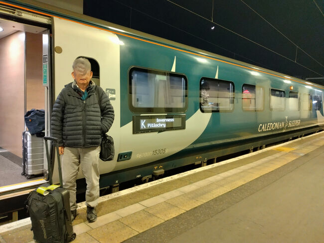以前から乗ってみたかった英国の寝台列車カレドニアンスリーパーの個室寝台を年末のバーゲンセールで予約できたのを機会に、マイルを使った特典航空券を使って今までいったことのなかったヨーロッパの諸都市に周遊の旅に夫婦で出かけました。今回は細かな日程は出国便と帰国便以外は現地で交通(航空機、列車、バス、フェリー)関係の切符や宿泊先を手配&予約しながら回る、究極の自由旅行にチャレンジしました。かなり大変な手間と作業がかかりましたが、色んな発見のある旅でした。この旅行記は羽田を出発し、ロンドンで小休止した後、ロンドンユーロン駅から寝台列車でスコットランド北部の終着駅インバネスまでの記録です。