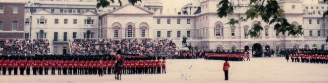 初めての海外がイギリスでした。なんと50年以上前の話。「3、4ヶ月で帰国するかも?」の予定が、長期語学留学、スウェーデンへ出稼ぎ、欧州、中近東、アジアを旅行して、(3月出発)、帰国は翌年の1月でした。猿岩石の逆コースで旅行。とくかく海外にあこがれていたので、大学入学後、すぐにアルバイトに明け暮れて、2年間で100万円貯めました。当時は時給250円(日祭日は300円)だったので、今の価値で換算すると400万円ぐらい貯めたことになる。ロンドンで英語を身につけて、できるだけたくさんの国を旅行して帰国するという、大雑把な計画でした。羽田空港から片道でロンドン到着(エールフランス)。ビクトリア駅近くのB&B(ベッド&ブレックファースト)で1週間滞在。オックスフォードサーカス近くの英語学校に入学して、そこでホームステイを紹介してもらって、そのまま3ヶ月滞在。英語の勉強をやりながら旅行をしたり、柔道をしたり、の生活でした。その後スウェーデンで3ヶ月弱働いて、再びロンドンで英語の勉強。そして長期の旅行。なにしろ50年前の写真なのでスキャナーで読み取って、色褪せた写真に補正、修正を加えています。そのころはデジタル写真なんてありません。バックパッカーということばもありません。インターネットもないので、日本への連絡は国際郵便に、国際電話が通信手段でした。旅行の情報は語学学校の友人やユースホステルに宿泊している旅行者から集めました。欧州旅行では現地で情報収集です。ここから英語と海外旅行のかかわりが始まりました。このころは海外に憧れる日本の若者が大勢いて、私もその1人でした。私以外の人物の写真(顔の部分)はモザイクをかけています。