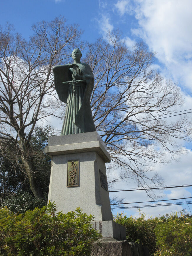 今回は大阪市と京都市の中間でベッドタウン及び衛星都市として発展してきている人口348千人の高槻市を散策してきた。<br /> 阪急電車の「高槻市」駅で下車し、城下町というパンフレットを見ながら散策、駅から高槻城跡周辺に向かって本行寺、東大手門跡を経て高槻城公園へ、ここでは旧個人の住宅を歴史民俗資料館内を見学、そして公園内にある高山右近像、公営隊営門哨兵所跡、高槻城跡、新しく出来ている高槻城公園芸術文化劇場の内部の見学、その後、しろあと歴史資料館、野見神社、高山右近にゆかりのあるカトリック高槻教会の内部見学をしてきた。<br />
