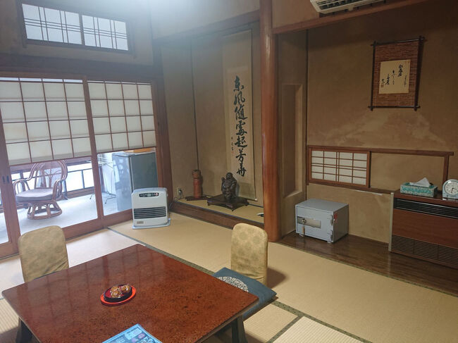 山形県と新潟県の県境ちかくの山形県鶴岡市にある「あつみ温泉」。<br />日本海沿いの国道7号から車で5分ほどの温海川沿いに宿が立ち並ぶ静かな温泉地。<br />開湯から千年以上の歴史のある名湯。<br /><br />宿は、大規模な「萬国屋」、「たちばなや」が有名ですが、今回は対岸の東屋旅館に宿泊。<br />ちかくにある保護ねこカフェの「でずぼカフェ」にも訪れました。