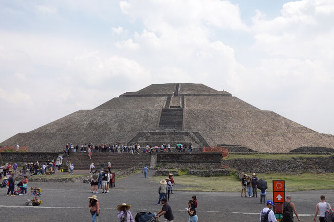 今年も誕生日ツアーとしてマイルを使ってメキシコの遺跡巡りをしてきました。<br /><br />23年に上野の国立把握物館でやっていた古代メキシコ展に行って以来、現地で見て見たいとの気持ちが積もり念願がかないました。計画を立て始めた時には、北海道と九州ほども離れているとは思わずにティオティワカンとチチェン・イッツァー両方とか欲張ったせいで盛りだくさんで忙しい旅行になりましたが中々楽しめました。<br /><br />飛行機<br />2/19<br />羽田 ? ヒューストン ANA HN114 ビジネス<br />ヒューストン? メキシコシティ UA UA1060 エコノミー<br /><br />2/22<br />メキシコシティ ? メリダ VivaAeraoBus VB1104 <br /><br />2/24 <br />メリダ ? メキシコシティ VivaAeraoBus VB1109<br />2/25<br />メキシコシティ ? ヒューストン UA UA1085 エコノミー<br />ヒューストン ? 羽田 ANA HN113 ビジネス<br /><br />現地ツアー<br />テオティワカン遺跡とグアダルーペ寺院<br />フリーダ カーロの家、コヨアカン、ソチミルコ - 終日ツアー<br />チチェン・イッツァ、セノーテ、ビュッフェランチ、テキーラテイスティング<br />ウシュマル遺跡×カバ遺跡×カカオミュージアム<br /><br /><br /><br /><br />