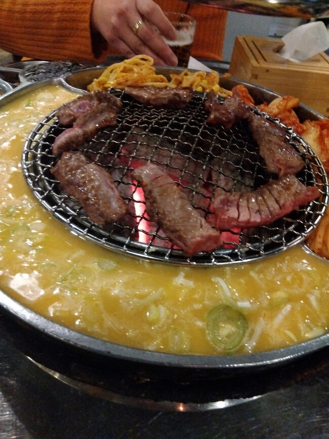 最近妻と毎月旅行に出かけています。<br />土日を利用して近隣県の温泉や都市に行き、飲んだくれる旅行です。<br />私は去年海外へ行っていますが妻は行っていないので九州か近場の海外か迷い今回は釜山へ。<br />よく考えたら16年前に「デルタで行く釜山2泊3日」というパッケージで家族で行きました。<br />その時はまだ観光雑誌や情報が無く、誰かのブログで情報を集めて行った覚えがあります。<br />今回は最後に私がやらかした旅行でした。<br /><br />2月14日 成田発 ジンエアー 11:25発 釜山14:00着<br />2月16日 釜山発 ジンエアー 13:25発 成田15:25着