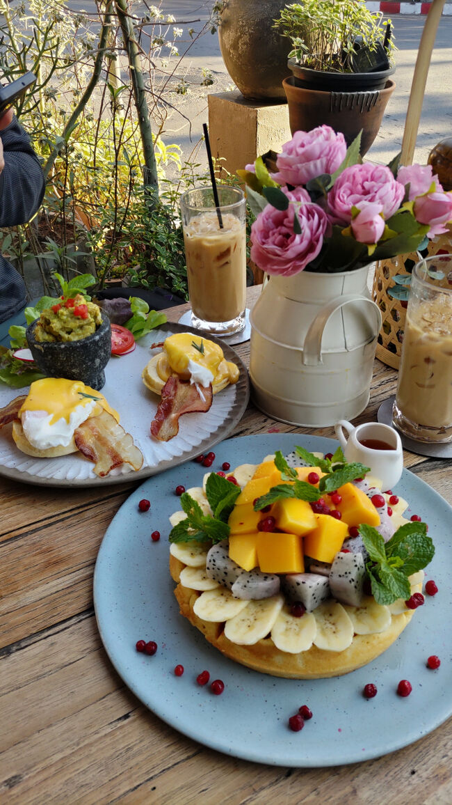 あのスイーツの味が忘れられないっ！！！！（握拳）<br /><br /><br />半年前の夏に行った、あのチェンマイでのスイーツ軍（ラテ・フルーツ・マンゴースティッキーライス）に魅了されたまま、もう私の誕生日である2月が来てしまった。<br />誕生月は毎年恒例、ちょっと長めのお休みを貰って旅行に行きます。<br />ちなみに去年の誕生日休みは北海道の雪まつりでしたが、今年は必要以上に寒いのでもうこれ以上の寒さは要りません（酷）。<br />となると冒頭の海外が必須になります、しかも暑くて安いタイ一択。<br />もちろん物価安の問題だけなら、同じタイならプーケットとかビーチリゾートでも良いんだけれど、残念ながら私はあのスイーツ軍にもう一度会いたい。。。あの場所に行けば絶対にあるって知ってるのだ。<br />そして何より！スゥイートなラテを一気に2杯、自分のためだけに注文したい！（どんなけ好きなのよ）<br />不思議よな～、砂糖よりも塩派なのにな～。<br />朝は甘パンよりサンドイッチ党なんだけどなぁ～、まさかこの歳で砂糖に傾倒するとはな～。<br />と言う訳で、暑さと甘さを求めたチェンマイ行きを決め、しかしどうせ行くなら最近有名になって来ている白の寺院や、国境のゴールデントライアングルまで足を延ばしたいわと思い、飛行機でチェンマイ着からのバスでチェンライのルートにあっさりと決まったのでした。<br />私ね、長距離バス旅に憧れている処もあるので。。。移動のバスも実は物凄く楽しみにしてました♪<br /><br />しっかし渡航だけで言うと2023年がバンコク、2024年がチェンマイ、2025年がチェンマイ＋チェンライ。<br />本当の意味で、タイ一択夫婦だな～。<br /><br /><br /><br />さて今回の日程及び金額です。<br /><br /><br />-----------------------------------------<br /><br /><br /><br />2025/2/26～2023/3/3、タイ最北・チェンライを巡る夫婦2人旅6日間。<br /><br />＜為替レート＞<br />4.44円/TBH1<br />今回は案外クレジットカード使えました。<br />そして日々レートちょっと変わるので、カードの請求金額と現地通貨が若干変わって来るのもあり、ここは円とバーツの2本立てで表記します。<br />ちなみにATMキャッシングを使用しているんですが、今回は3回利用しました。<br />2/26　チェンマイ空港でTBH 5,000＝22,811円（手数料込）<br />2/27　チェンライ　TBH 3,000＝13,391円（手数料込）<br />2/27　チェンライ　TBH 3,000＝13,575円（手数料込）<br />要するに、現金はTBH 11,000で賄いました。<br /><br /><br />＜吉野家指数＞<br />並498円（税込）←2023年は448円（税込）だったから、2年で50円値上がり！<br /><br />＜飛行機＞<br />Thai VietJet Air  VZ823　8:55 大阪（KIX）第1ターミナル発→13:30 チェンマイ（CNX）着<br />Thai VietJet Air  VZ822　0:30 チェンマイ（CNX）発→07:30 大阪（KIX）着<br />エア代＝117,470円／2名<br /><br />＜宿泊＞<br />2/26～2/27(1泊）Iris Hostel　3,165円【airbnb】<br />2/27～3/1(2泊）Orchid house　6,746円【Agoda】<br />3/1～3/2(1泊）Safe House Court　4.009円【airbnb】<br /><br />少しでも安い所を探したいので、色んな検索サイトからのベストチョイスと言う感じです。<br />アイリスとか次も使うだろうなぁ、私の中でとても良いホステル♪<br />でもSafe House Courtはもうないかなぁ。。。<br /><br />＜レンタルバイク＞<br />チェンライ　2日間 TBH 500/1台<br />チェンマイ　2日間 TBH 500/1台<br /><br />＜Bolt＞<br />2/26 TBH 69（チェンマイ空港→アイリスホステル）<br />2/27 TBH 60（アイリスホステル→チェンマイバスターミナル3）<br />3/1　TBH 65（チェンマイバスターミナル3→セーフハウスコート）<br />3/2　TBH 73（チェンマイ市街地→チェンマイ空港）<br /><br />＜バス＞<br />GreenBus（チェンマイ⇔チェンライ）＝9,008円【12GO】<br />Chiang Rai Bus Terminal 1　⇔　Chiang Mai Bus Terminal 3　で、バス移動は案外快適だし、乗り場もスムーズに辿り着く事が出来ました。<br /><br />＜The Cocoon Sauna &amp; Ice bath＞<br />TBH 300×2名<br /><br />＜アヘン博物館＞<br />TBH 240/2人<br /><br />＜ガソリン＞<br />チェンライで501円をカード支払い、チェンマイでも入れたけど忘れた（汗）<br /><br />＜LILA　THAI MASSAGE＞<br />TBH 700/2人×1回<br />3,228円/2人×2回<br /><br />＜関空駐車場＞<br />2/26 6:25～3/3 7:55＝10,600円→KIXカード割引24HR-2,800円→フライトポイント40P使用-1,950円＝5,850円／6日<br />前々からおススメしてるけど、無料で作れるKIX-ITM CARDを使えば、マイカー割引25%OFF、更にフライトポイントを毎回貯めて（1フライトで10ポイントゲット）40ポイント貯まってたら会計時に24hr分無料と交換出来たりお得な事がイッパイ。<br />受け取りは必ず空港まで、営業時間内に行かなきゃいけないんで大変ですが、それだけの価値は絶対あるので旅立つ人にゼヒ♪<br /><br /><br /><br /><br />-----------------------------------------<br /><br /><br /><br />2人で合計153,205円とTBH 13,807なので。。。213,956円かな？<br />安くはないが、高過ぎる事もない。。。かな？<br /><br /><br /><br />