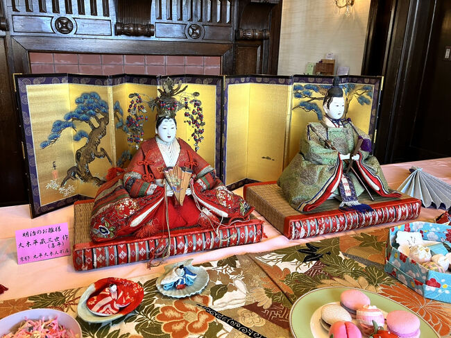 横浜山手西洋館で開催(2/28~3/3)されていた<br />桃の節句装飾を見に行って来ました。<br /><br />【ブラフ18番館】『風光る、姫月のおもてなし』<br /> 装飾:いしわた ちひろ <br />【ベーリック・ホール】『花で綴る上巳の節句』<br /> 装飾:One Leaf<br />【エリスマン邸】『URUSHI de ひなサミット』<br /> 装飾:大崎漆器店サポートGRP 監修:大崎悦子<br />【山手234番館】『雅な上巳の節句』<br /> 装飾:テーブル&マナーサロン アトリエRecoco 谷崎玲子<br /> きものキャリア主宰 着物スタイリスト 西田祐衣<br />【横浜市イギリス館】『雛とあそぶ…春の宴』<br /> 装飾:森田朋子 Atelier Moet<br />【山手111番館】『吹き抜けに吾子の成長吊るし雛』<br /> 装飾:ちりめん工房「千」 木藤千代子と仲間たち<br /><br />現在外交官の家はメンテナンス中です。<br />西洋館6館とテニス発祥記念館と旧山手68番館を巡りました。<br />どこの入館も、有難い事に無料です。<br /><br />帰りはチャーミングセール中の元町ショッピングストリートを通りました。とても賑わっていました。<br />