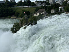 ラウフェン城から降りながらラインの滝を見る