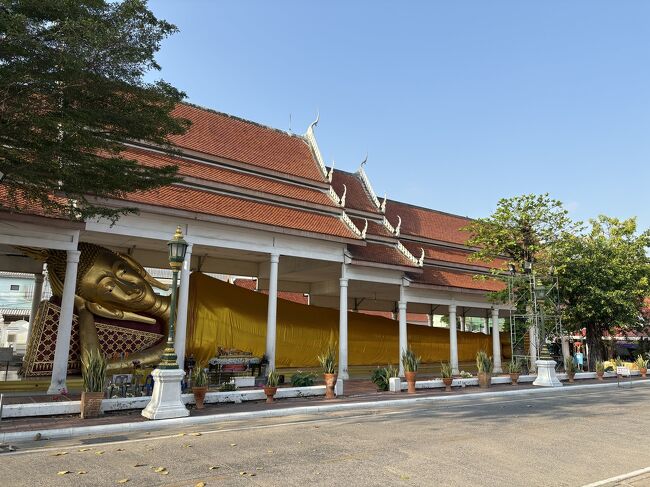 前回の訪タイは2019年。<br />ずっとずっと行きたかったバンコクについに再訪。<br />タイ料理が大好きすぎるので<br />エダジュンさんのyoutube見ながら←<br />行きたいお店を調べまくりました。<br />(結局ほぼ行ってないw)<br />前回は一人旅でバンコクを堪能しましたが、<br />今回は連れがいることと、初日のトランジット、旅の後半、と色々楽しみます。<br /><br />3/1 CTS→HND→BKK JAL往復¥130,850<br />3/1 Kalanan Riverside Resort 1night<br />3/2 BKK→LPQ AIR ASIA往復¥27,449<br />3/2-5 The Namkhan ¥56,581 3night<br />3/5 LPQ→BKK<br />3/5-7 Ariyasomvilla Hotel ¥56,706 2night<br />3/7-8 Ploen Pirom 1night<br />3/8 BKK→KIX→CTS<br />