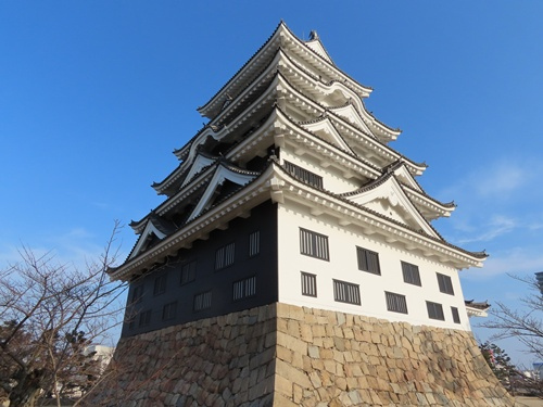 いよいよ2025春旅第一稿。<br />細密なスケジュールを立てたものの、天候にたたられ、さまざまにアレンジを強いられました。<br />福山を初泊地に選んだのは<br />「福山城リニューアル」「過去に2回宿泊したホテル」「2020年に再訪かなわなかった和食店」「福塩線完乗記録」<br />という理由からです。<br /><br />トビラ画像は福山城を北西から見たところ。<br /><br />鞆の浦までは足を延ばしませんでした。<br />しかしながら、JR駅を中心にあらためて「がっかり」も相変わらずでした。<br />一級観光地とそれ以外の差はどんどん開いているようです。<br /><br />全体を通して「日本の現状を知る旅」になる?と予測しましたが<br />まさにその通りでした。<br /><br /><br />★4月予定(2025春旅)は<br />コード25_CS_A02…雨!?に煙る錦帯橋…<br /><br />このあと、尾道、松山へと続きます。