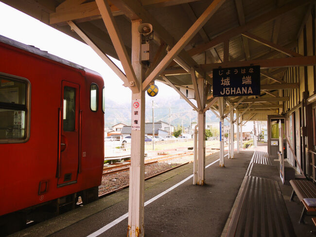 ※2022年12月のお話です。(利尻島リゾバ後)<br />※まだ利尻島旅行記途中ですが、休憩・・・。<br />※写真多めなので飛ばしてください。<br />ーーーーーーーーーーーーーーーーーーーーー<br /><br />北陸新幹線の金沢⇔敦賀の延伸開業まであと数か月!(正しくはあと1年と数か月)ってことでやってきました延伸開業前の北陸本線2泊3日の旅。<br />青春18きっぷで冬の北陸本線を乗り倒せる最後のチャンスやもんね!<br />※開業日を勘違いしてます(1年ズレてる)ww<br /><br />北陸新幹線の延伸開業、それはつまり、そこから伸びる支線も怪しくなってくるわけですよ。虎視眈々と詰められてる感じ。ジリジリ来てる。やばい!このままやと【城端線】がますます遠くなってしまう~~~( ノД`)<br /><br />というわけで、延伸開業したら大阪から青春18きっぷではさらに行き辛くなってしまう「城端線」も今のうちに巡ることに決定☆<br /><br /><2日目・お昼><br />朝から城端線の素敵駅を巡ってきて、いよいよ終点の「城端駅」に到着=З<br />ここからはすぐに折り返さずに、乗り鉄は一旦休憩して、大好きな城端界隈で散策タイムにしまーす。<br /><br />鉄メインなら城端駅ではすぐ折り返すのが基本かもしれんけど、個人的にはそれはあまりにも勿体ないと思うくらいに城端の町が好きでして。<br />数年前、五箇山に行くバスを待つ間に少しだけ散策した城端の町がすんごい良くて、また絶対再訪したい!って思ってたから、城端の町散策はマスト案件やねん。<br />ほな古き良き時代の雰囲気香る城端の街並み散策いってみよー(´▽`)ノ