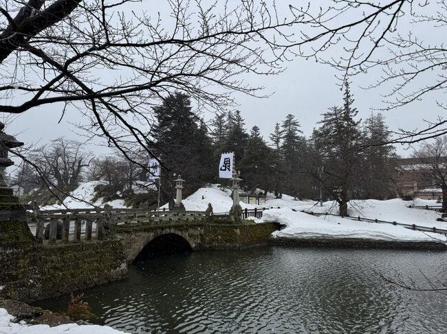 ３月の中旬、上山温泉に１泊で冬の山形へ。<br />東京からの山形新幹線を米沢で途中下車し、吹雪の中、米沢城址（上杉神社）へ。ランチでは、米沢牛を堪能しました。
