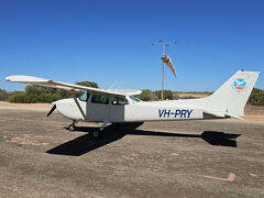 西オーストラリア12日間の旅：4日目 野生のイルカと対面～世界自然遺産の遊覧飛行～シェルビーチ～ドンガラへ