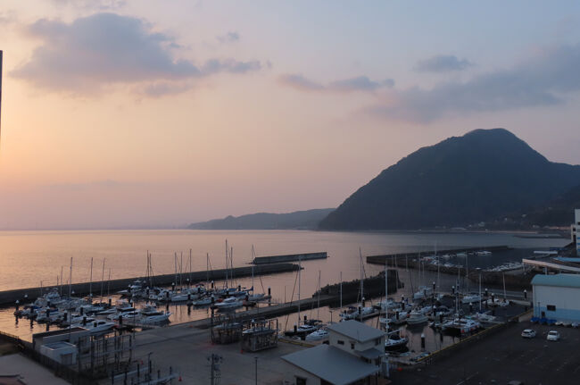 春の別府温泉ひとり旅<br />お天気優先の旅ですが、九州もインバウンドで混雑してる上に春休み中の平日。メジャー所は混んでるに違いない。<br />混んでない所を探して行くのがこの頃のひとり旅の定番となっています。<br /><br />大神ファームのミモザと菜の花目当てですが、近隣も廻ってみました。<br />戦争遺跡人間魚雷の訓練基地・・以前勧められたので季節の良い今回寄ってみましたが、切ない場所でした。<br />博多うどんの 資さんうどん・・関東にも拡大中らしいですが、別府にもあるので寄ってみました。讃岐うどんより博多うどんの方が美味しい私的にも。<br /><br />一日目・・友永パン 糸が浜<br />二日目・・トマ王・大神ファーム・回天大神訓練基地・資さんうどん・たのうらら<br />