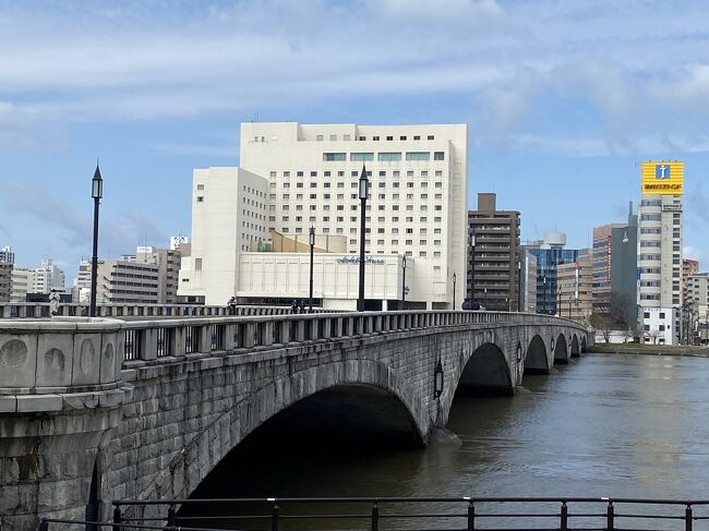 年度末に休暇が取れそうだったので家族で新潟に行って来ました。朝早めに車で出て昼前に村上に到着、その後新潟に戻って観光。2日目は散歩がてらであちこち歩いて、弥彦神社に寄って帰宅。<br />大雨と寒の戻りで一時関越道がチェーン規制となりましたがなんとか午後には解除になりスムーズに戻れました。<br />帰宅後おかきとお煎餅ばかり美味しくいただいてます笑