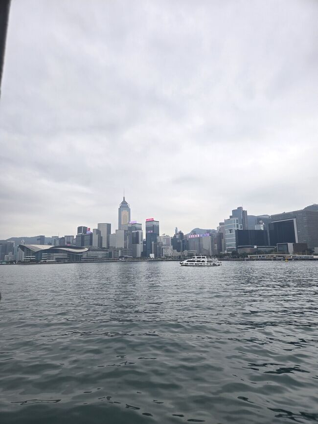 2月末に香港一人旅行に行ってきました。<br /><br />香港への旅行はこれで4回目。前回の訪問は2017年でそのときも一人旅でした。<br />その時食べた香港のおいしい食事が忘れられず・・・コロナがあけたら絶対に香港に行くぞー!と思い続け、ようやく念願がかないました。<br /><br />・・・しかし、出発1週間前に風邪を発症・発熱。<br />幸いコロナもインフルも陰性で、熱はすぐに下がり外出できるレベルに回復はしたものの、病み上がりの状態で無理はできないので、のんびりゆったりスケジュールで臨むことになりました。<br /><br />往路:2025/2/24 HND - HKG キャセイパシフィック航空 10:10発~14:30着<br />復路:2025/2/27 HKG - HND キャセイパシフィック航空 16:25発~21:15着<br />ホテル:マルコポーロ香港ホテル(3連泊)<br /><br />航空券・ホテルはExpediaで予約しました。<br /><br /><br /><br />