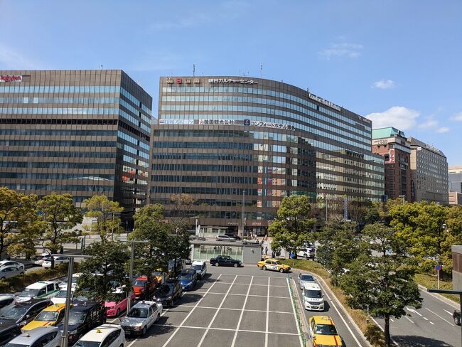 東横イン小倉駅北口で朝を迎える。<br />このホテルチェーンでは1階のフロント横のロビーで朝食を食べることが多いが、このホテルでは9階のラウンジでが会場。<br /><br />下関が見える会場でビュッフェの朝食。<br />これは思わぬご馳走。<br /><br />少し休んでからチェックアウトして小倉駅へ。<br />松本清張記念館や小倉城を観光したかったが、時間がなかったのでソニック号で博多に向かう。<br /><br />博多で降りて駅ビルのデイトスの地下でランチ。<br />「因幡うどん」<br />丸天で一杯やって、優しい味の福岡うどん。<br /><br />前日にやや飲み過ぎたので、ピッタリのランチだ。<br /><br />野球観戦の前に荷物をホテルに預けよう。<br />博多駅からキャナルシティ博多にある「グランドハイアット福岡」へ。<br />20分近く博多の街をゆっくり歩いてホテルに向かう。<br /><br />キャナルシティは相変わらずの活気とおしゃれな雰囲気。<br />ホテルに入り荷物を預けて、ここからみずほPayPayドーム福岡に向かう。<br /><br />唐人町駅から20分ほどの道を歩く。<br />選手の写真があるなどホークスロードと言った感じ。<br />桜を眺めてスタジアムに到着!<br />